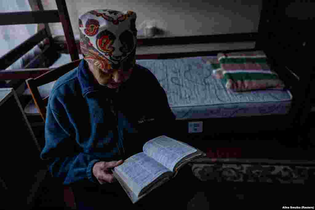 Для 81-річної Марії Маляренко, уродженки прифронтового міста Часів Яр, покинути квартиру було нелегко, навіть після того, як обстріли вибили вікна та двері її оселі. «Я ніколи не думала, що піду. Я думала: «Дайте мені померти тут». Але ви не можете вижити без інших людей», – сказала жінка