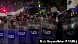 ე.წ. რობოკოპები რუსთაველის გამზირზე აქციის დარბევის დროს. 30 აპრილი, 2024 წელი.