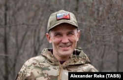 Ruski dobrovoljni blizu Kremine, u ukrajinskoj oblasti Lugansk u martu 2023, nosi kapu na kojoj su spojeni ruski i sovjetski simboli.