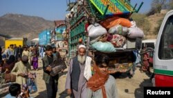 Natovareni kamioni dok se afganistanski državljani vraćaju u Afganistan na graničnom prelazu Torkham između Pakistana i Afganistana 30. oktobra 2023. 