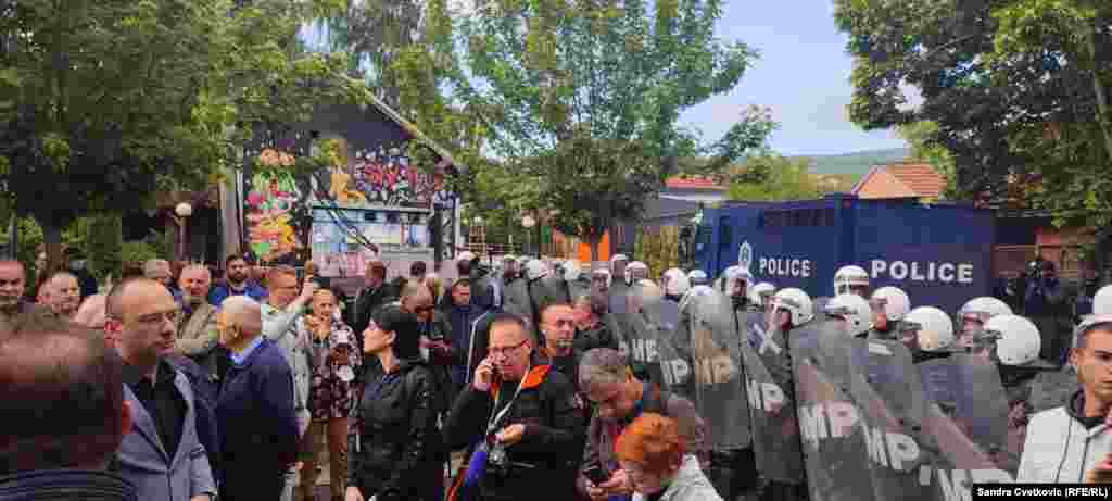 Grupe të serbëve lokalë dhe përfaqësues të Listës Serbe - partisë kryesore të serbëve në Kosovë - të mbledhur para ndërtesës së komunës në Zveçan. 