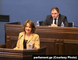 28 თებერვალი, 2024 წელი. აშშ-ის ელჩი რობინ დანიგანი საქართველოს პარლამენტის საგარეო ურთიერთობათა კომიტეტის სხდომაზე.