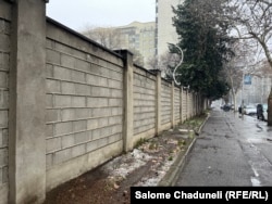 გაბრიელ სალოსის გამზირზე მდებარე ფეხსაცმელების ძველი ქარხნის ტერიტორიას გარს მაღალი კედელი აკრავს.