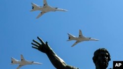Ruski bombarderi dugog dometa Tu-22M-3 ttkom vojne parade povodom Dana pobjede kojom se obilježava 71 godina nakon pobjede u Drugom svjetskom ratu na Crvenom trgu u Moskvi, Rusija, 9. maja 2016. 