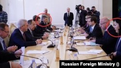 Saltanat Sakembajeva (napred, desno) i Andrej Rudenko sede za istim stolom tokom sastanka tadašnjeg generalnog sekretara OEBS-a Tomasa Gremingera i ruskog ministra spoljnih poslova Sergeja Lavrova 24. aprila 2019. Izvor: Ministarstvo spoljnih poslova Rusije