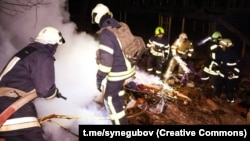 Рятувальники працюють на місці ракетного удару сил РФ по Харкову, фото ілюстративне