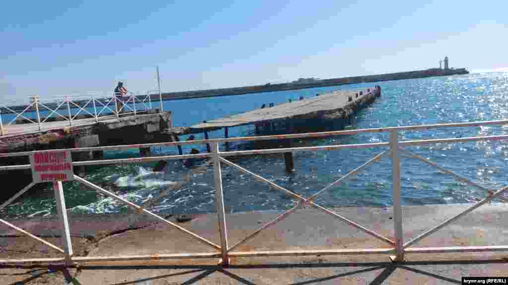 Аварийный причал – местная «достопримечательность». Несмотря на заявления местных властей о благоустройстве Ялты, опасные конструкции на набережной просто огородили забором с упреждающей табличкой