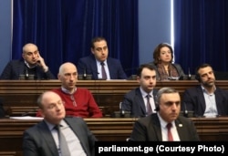 28 თებერვალი, 2024 წელი. საქართველოს პარლამენტის წევრები კომიტეტის სხდომაზე აშშ-ის ელჩის, რობინ დანიგანის მოსმენის დროს.