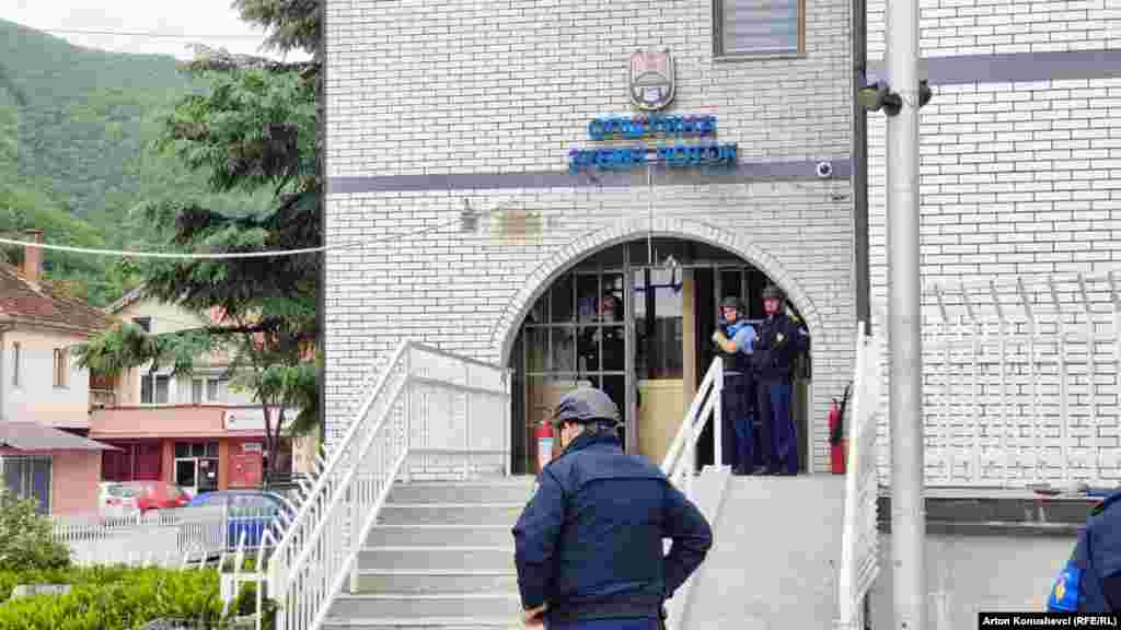 U međuvremenu, u Zubinom Potoku su se mogli videti pripadnici kosovske policije i vojnici NATO misije Kfor.