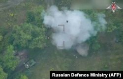 კადრი რუსეთის თავდაცვის სამინისტროს მიერ 2024 წლის 8 აგვისტოს გამოქვეყნებული ვიდეოდან, რომელშიც გადაღებულია რუსული დრონის თავდასხმა უკრაინულ ჯავშანტექნიკაზე სუჯასთან, კურსკის ოლქში.