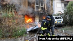 Працівники ДСНС ліквідовують пожежу в приватному будинку, що виникла після обстрілу російськими військовими у Херсоні, Україна, 11 листопада 2023 року. Фото ілюстративне