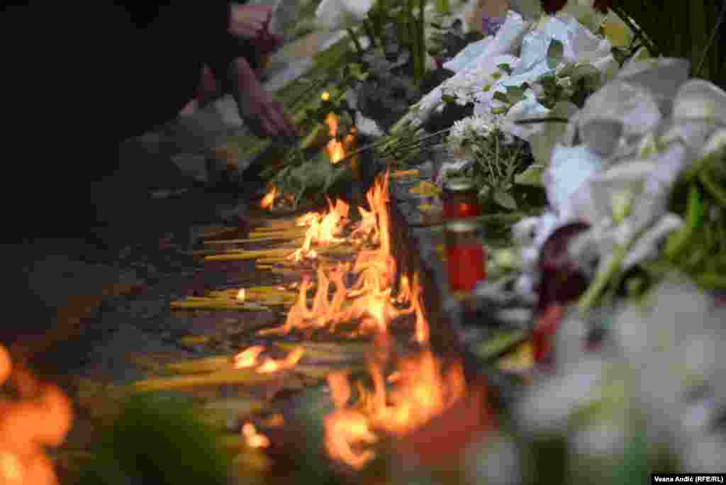 Građani su ostavljali i poruke nastradalima. 