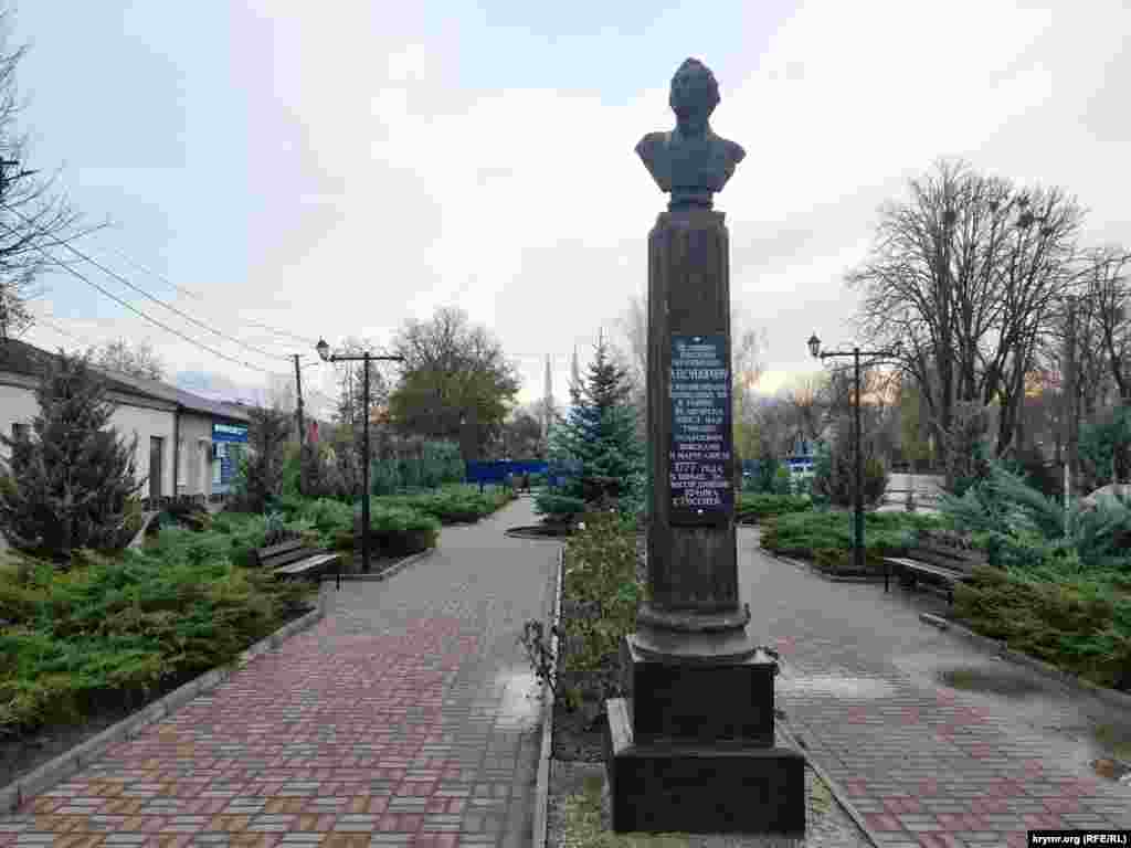 На стоящем в центре города памятнике полководцу Суворову сообщается, что он «одержал победы в районе Белогорска». Почему не Карасубазара?