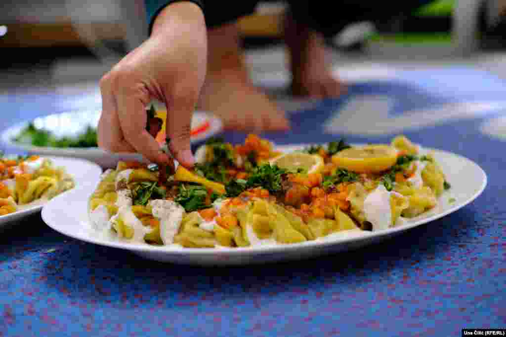 Jedno od jela koje sprema je "mantu", tijesto punjeno janjetinom ili drugim mesom. 