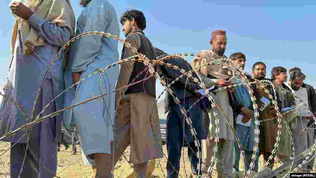 Avganistanci čekaju da budu procesuirani. Mnogi od njih moraju da što pre pronađu smeštaj pre nego što nastupe surovi zimskih meseci u Avganistanu, planinskoj zemlji u kojoj temperature mogu pasti i do minus 35 stepeni Celzijusa.