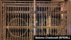 პარლამენტის ერთ-ერთი შესასვლელი. რკინის ჭიშკარი გამაგრებულია მიდუღებული რკინის კონსტრუქციის. 2024 წლის 12 მაისი