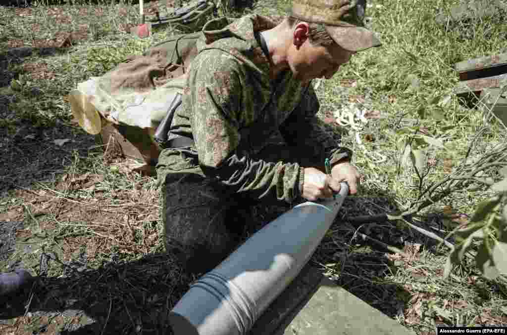 Borac grupe separatista koju podržava Rusija u Donjecku ispisuje poruku na raketi, juna 2022. Jedan ruski komandant na pitanje o praksi pisanja poruka na raketama kaže: &quot;Naravno, crtanje ili pisanje na takvim materijalima zvanično nije dozvoljeno, ali kako da to ne dozvolim momcima sa kojima idem u bitku?&quot;.