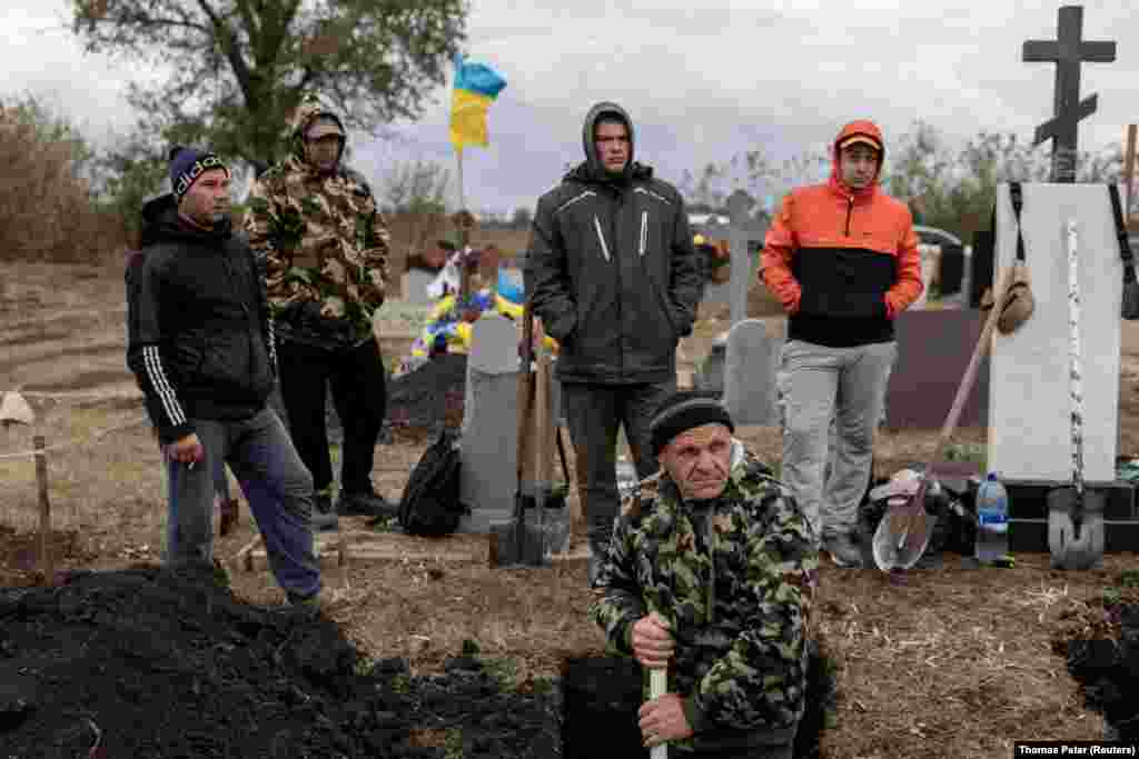 Під час атаки Росії на Грозу загинув Денис Козир, який і зібрав односельців на поминальний обід за своїм батьком. Він загинув разом із своєю молодою дружиною та її мамою. Пара побралася лише рік тому. Денис також служив у ЗСУ, як і його батько. Постійний представник Росії в ООН Василь Небензя заявив, що в той день у Грозі ховали «високопоставленого українського націоналіста». Керівник слідчого управління Нацполіції у Харківській області Сергій Болвінов заявив, що Андрій Козир, тіло якого перепоховували в селі Гроза, служив в ЗСУ і не був високопосадовцем. Він загинув біля Попасної 2022 року.