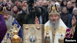 Глава Украинской православной церкви (МП) митрополит Онуфрий (справа) проводит службу в Киево-Печерской лавре. Украина, март 2023 года.