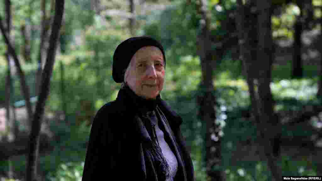 სამკურნალო მცენარეების ნაკვეთს ბიოლოგიურ მეცნიერებათა დოქტორი როზა ბიძინაშვილი კურირებს. &bdquo;ყველა ბოტანიკური ბაღის მთავარი ფუნქცია საკოლექციო ნაკვეთების შექმნაა. აქ თავმოყრილია საქართველოს ფლორის სამკურნალო მცენარეები, ბევრი მათგანი მსოფლიო ფარმაკოლოგიაშია შეტანილი და მათგან პრეპარატები მზადდება. ამ მცენარეების ზრდა-განვითარებას ვსწავლობთ, მათ აგრარულ თავისებურებას. ხშირად მოდიან მოსწავლეები, ტურისტები, სხვადასხვა ქვეყნების სპეციალისტები, ბევრი რამ მხოლოდ კავკასიაში იზრდება, ამიტომ მათთვის საინტერესოა&ldquo;, - ამბობს როზა ბიძინაშვილი. &nbsp; &nbsp;