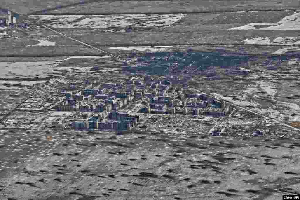 Угледар с высоты птичьего полета, февраль 2023 года. Город разрушен практически до основания в ходе войны, однако не был оккупирован Россией. В феврале прошлого года здесь оставались около 500 местных жителей, а летом 2023 года население уменьшилось до 100 человек