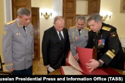 გენერალი ვალერი გერასიმოვი (მარცხნივ), ვლადიმირ პუტინი, სერგეი შოიგუ (თავდაცვის მინისტრი), იგორ კოსტიუკოვი, ვიცე-ადმირალი. 2018 წელი