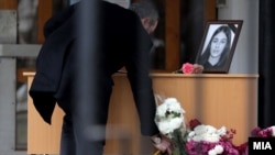 U školi koju je Vanja pohađala ljudi ostavljaju cvijeće i upisuju se u knjigu žalosti. Skoplje, 4. decembar 2023.