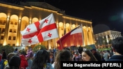 У здания парламента Грузии