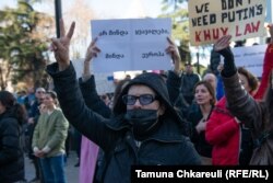 2023 წლის "ქალთა მარშის" მონაწილე ტრანსფარენტით ხელში - გასულ წელს 8 მარტის მსვლელობა დაემთხვა გამოსვლებს "აგენტების კანონის" წინააღმდეგ.