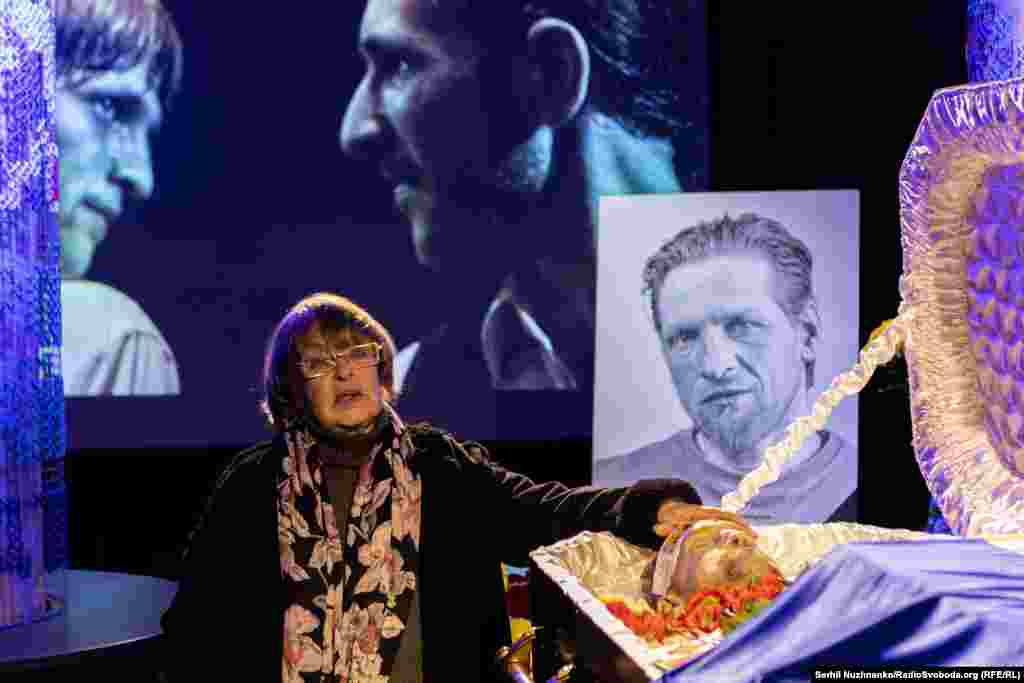 Українська акторка театру та кіно Ада Роговцева під час прощання в Театрі на Подолі