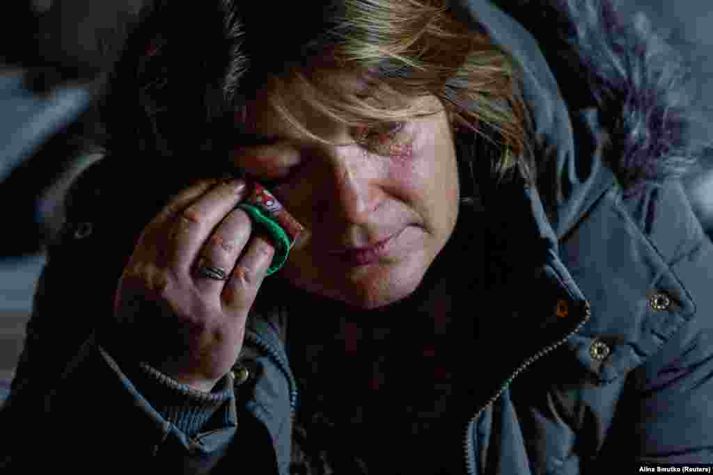 Ольга Скачкова плаче, коли говорить про свою 69-річну матір, яка залишилася вдома. «Моя мама не хотіла їхати», – каже вона, згадуючи, як мати сказала, що не хоче бути тягарем  