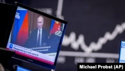Predsjednik Rusije, Vladimir Putin, na TV ekranu na berzi u Frankfurtu, Njemačka, 25. februar 2022.