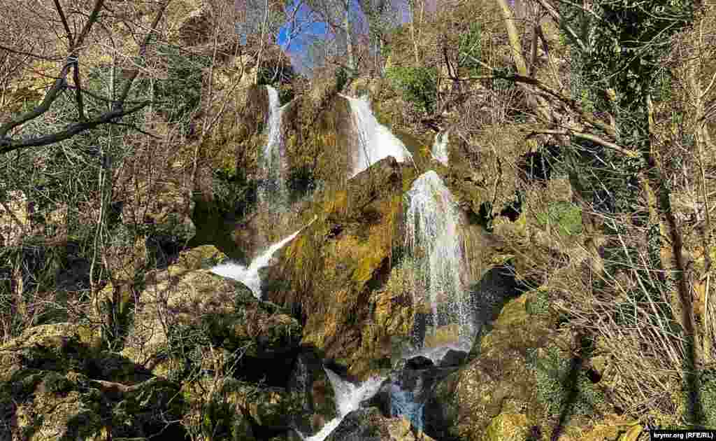 Водопад Су-Учхан высотой 25 метров питает водой Кизилкобинку. Ныне не очень мощный, но и не истощенный, как иногда случается. Еще его называют Суботхан, Сутышхан. Наиболее распространенный вариант перевода с крымскотатарского – «вода, что летела»