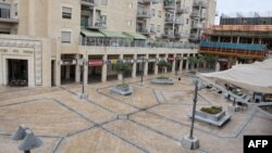 Slika prikazuje praznu ulicu ispred tržnog centra u centru Jerusalema 9. oktobra 2023.