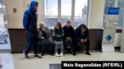 ბრალდებულის ოჯახის წევრები ხაშურის რაიონული სასამართლოს შენობაში ელოდებიან მოსამართლის გადაწყვეტილებას, 7 ნოემბერი