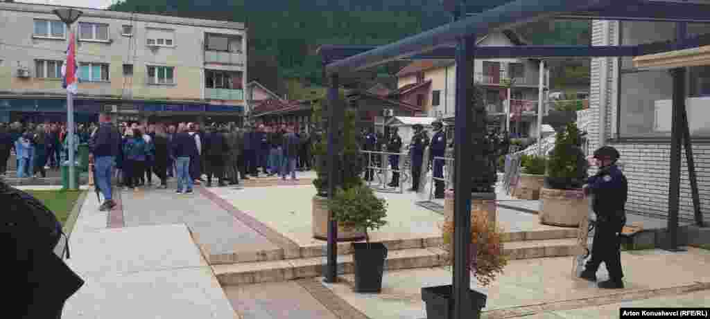 Protesti Srba nastavljeni su i trećeg dana u Zubinom Potoku, od 7 sati ujutru.