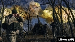 Українські військові ведуть вогонь із самохідної гаубиці по російських позиціях поблизу Бахмуту на Донеччині, 5 березня 2023 року