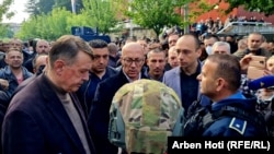 Predsednik Srpske liste Goran Rakić i potpredsednik ove stranke Igor Simić razgovaraju sa pripadnicima Kosovske policije i Kfora. Zvečan, 29. maja 2023.