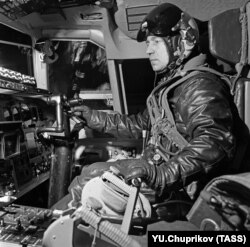 Mihail Kozlov za komandama ranog tipa Tu-144. Odlikovani probni pilot upravljao je avionom koji se srušio u blizini Pariza u junu 1973. godine.