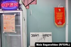 საქველმოქმედო ორგანიზაცია "Food Not Bombs" (საკვები ბომბების ნაცვლად) აქ ხანდახან საკვებს არიგებს