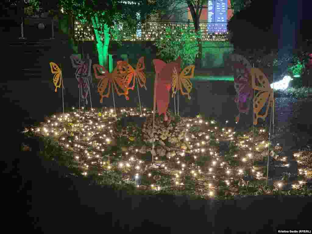 Do audio-vizualnih postavki posjetitelje vodi staza sa tablama koje dodatno opisuju svijetleće objekte. Osvijetljeni leptiri dio su koncepta svijetlećeg parka.