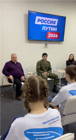 Дереник Темирханов (в центре) на встрече с молодежью в Ростовпатриотцентре. Январь 2024 года. Фото: скриншот видеозаписи в канале центра