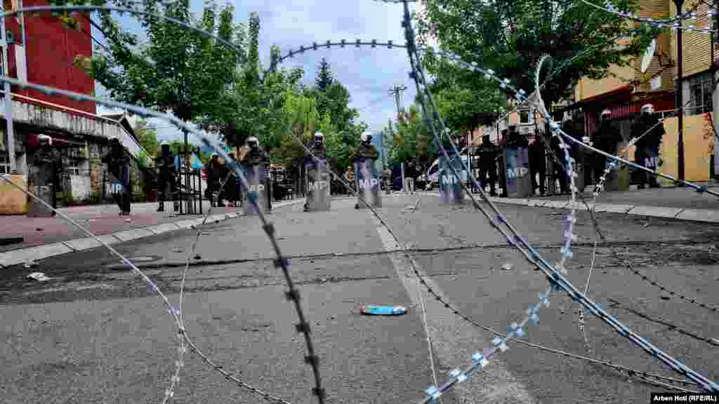 Dok traju srpski protesti, Kfor čuva opštinske objekte.