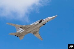 Tu-22M leti iznad Crvenog trga tokom probe za vojnu paradu povodom Dana pobjede koja se održava u Moskvi 9. maja kako bi se proslavila 71 godina nakon pobjede u Drugom svjetskom ratu u Moskvi, 2016.