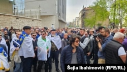 Okupljeni ispred Parlamenta FBiH, 28. april 2023.