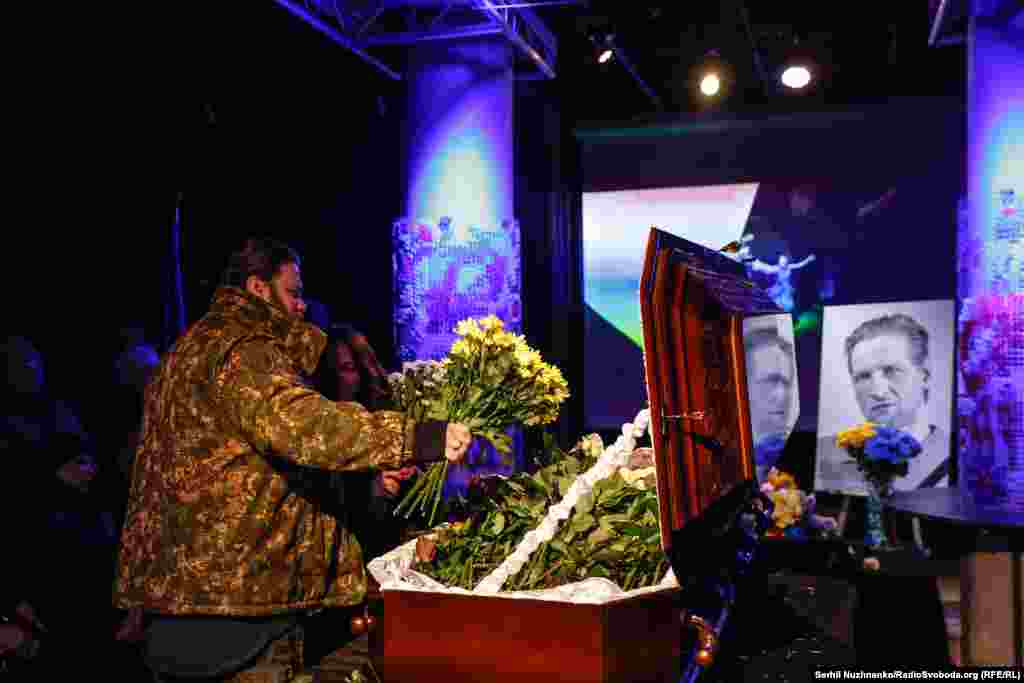 Із перших днів повномасштабної війни актор театру і кіно Василь Кухарський пішов захищати Україну у складі ЗСУ