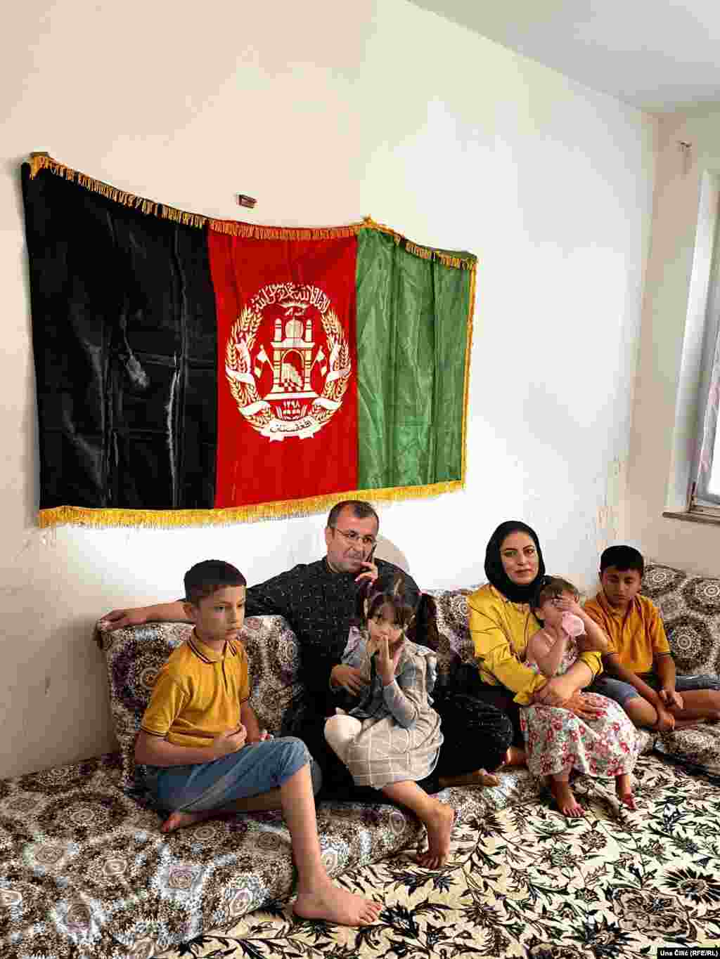 Iz Afganistana su ponijeli i zastavu svoje zemlje koja stoji u dnevnom boravku koji podsjeća na onaj koji su imali kod kuće. 