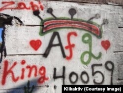 Grafit sa obeležjem jedne od krijumčarskih grupa kod železničke stanice u Subotici. Na ovom mestu se nekada nalazio jedan od najstarijih skvotova (neformalnih naselja) u Srbiji, jul 2023.