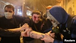 დემონსტრანტი, რომელსაც აქციაზე მარჯვენა თვალი დაუზიანდა. იგი კლინიკაში გადაიყვანეს.