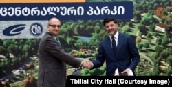 თბილისის მერი, კახა კალაძე და ფონდ "ქართუს" გამგეობის თავმჯდომარე, ნიკოლოზ ჩხეტიანი თბილისის იპოდრომის ნაწილის ჩუქების ხელშეკრულებაზე ხელმოწერის დღეს.